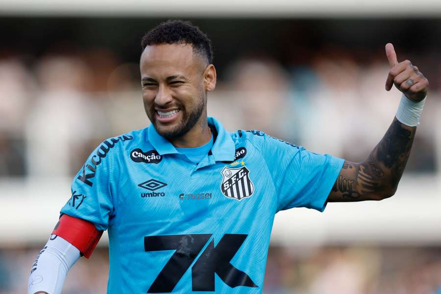 Neymar aspira a ser el líder del Santos sobre el césped