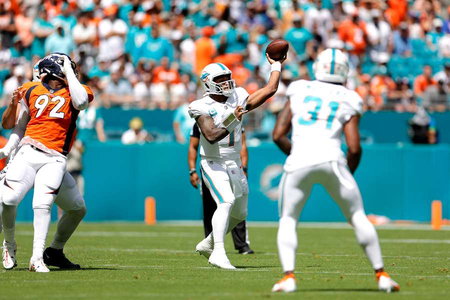 NFL-round up: Miami lammetæver Broncos og Green Bay leverer et sent comeback mod Saints