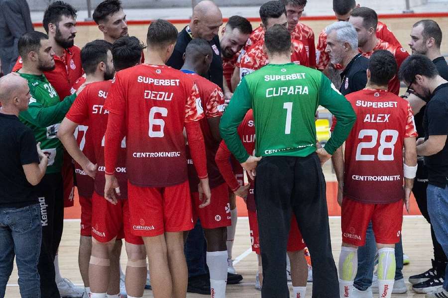 CS Dinamo Bucureşti a fost învinsă de echipa poloneză Industria Kielce în Grupa A a Ligii Campionilor la handbal masculin