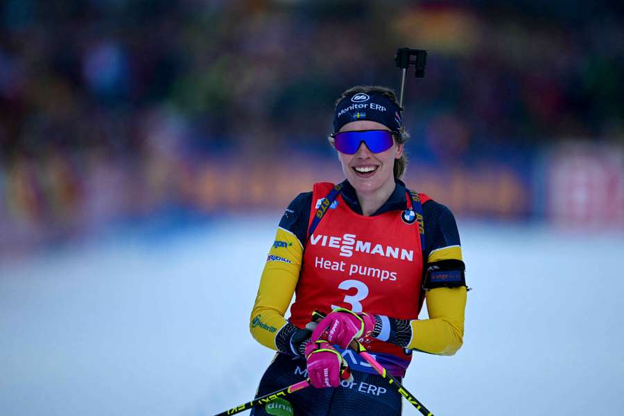 Elvira Öberg bei der Zieleinfahrt ihres Massenstartsiegs in Ruhpolding.
