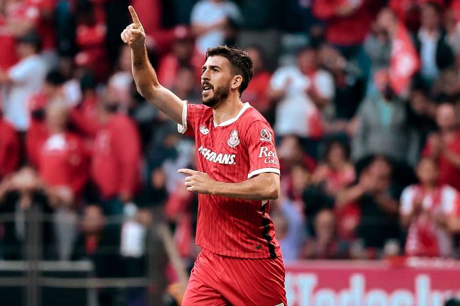 Paulinho festeja pelo Toluca