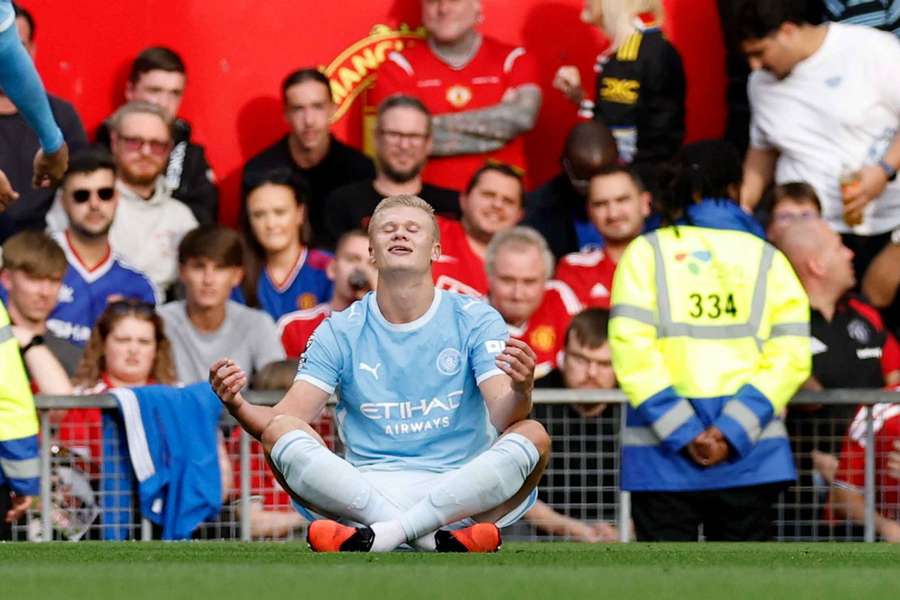 O festejo habitual de Erling Haaland em pleno Old Trafford O festejo habitual de Erling Haaland em pleno Old Trafford