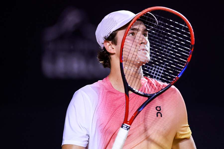 O jovem carioca perdeu pontos pela eliminação precoce no Rio Open