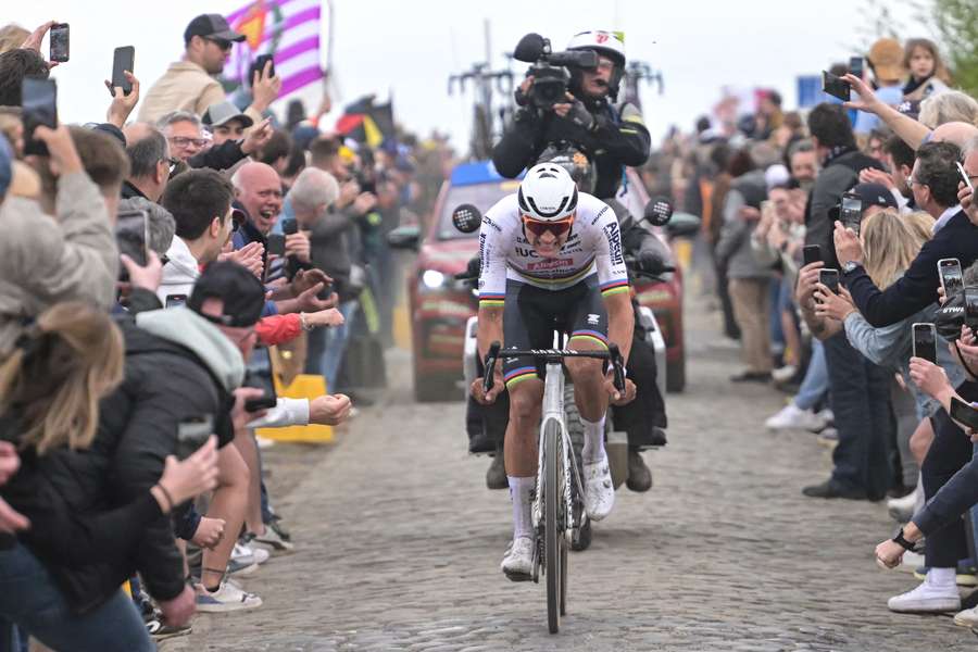 Van der Poel onderweg naar de winst in Paris-Roubaix