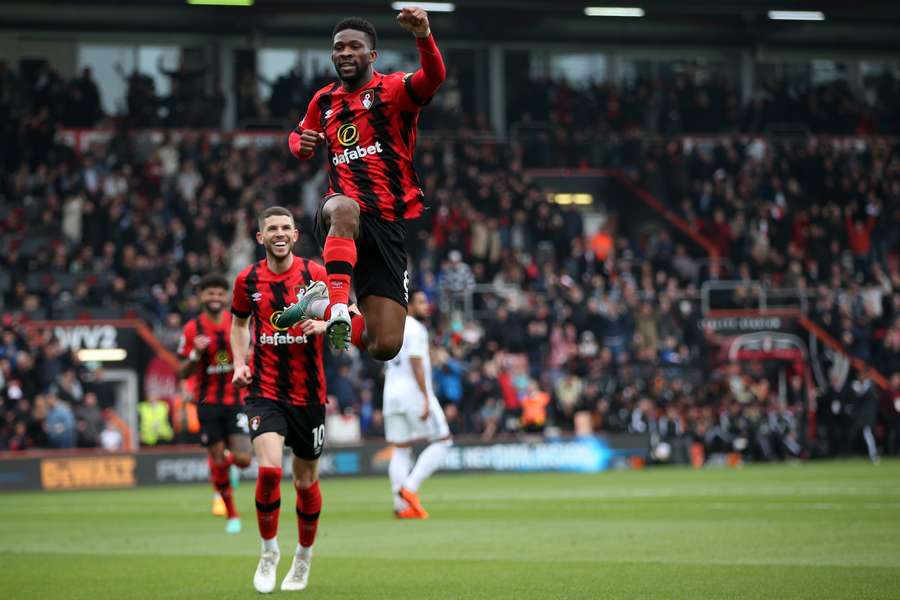 Bournemouth's Colombian midfielder Jefferson Lerma (C) celebrates after scoring the opening goal of the English Premier League football match between Bournemouth and Leeds United