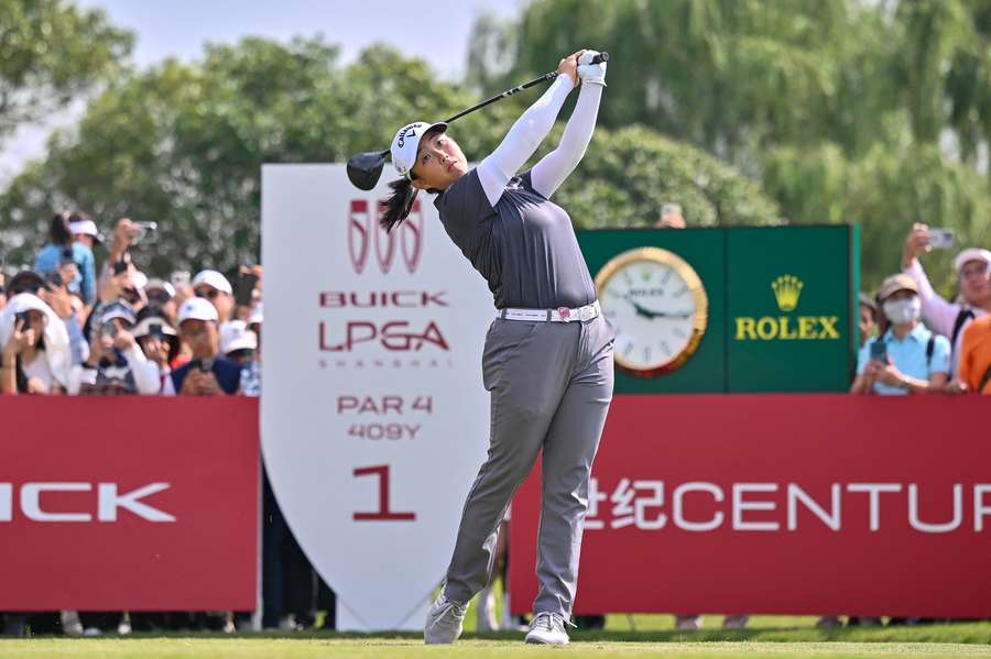 Yin Ruoning, da China, bate uma bola no tee durante a terceira ronda do torneio de golfe LPGA de Xangai