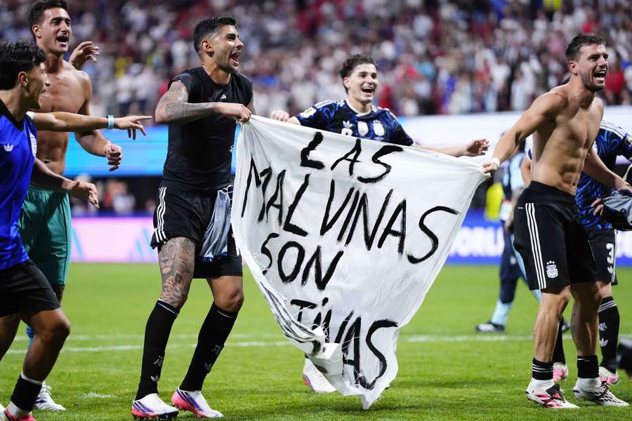 Piłkarze Argentyny zaprezentowali kontrowersyjny transparent i naruszyli przepisy FIFA. Piłkarze Argentyny zaprezentowali kontrowersyjny transparent i naruszyli przepisy FIFA.