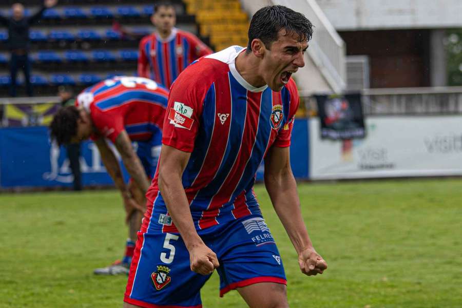 Tiago Parente ao serviço do Felgueiras Tiago Parente ao serviço do Felgueiras
