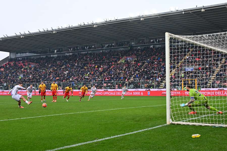 Il momento in cui Bonazzoli porta avanti la Cremonese Il momento in cui Bonazzoli porta avanti la Cremonese