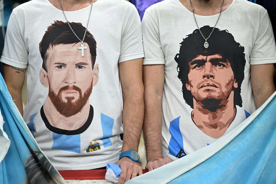 Argentiniens Fans huldigen Messi und Maradona.