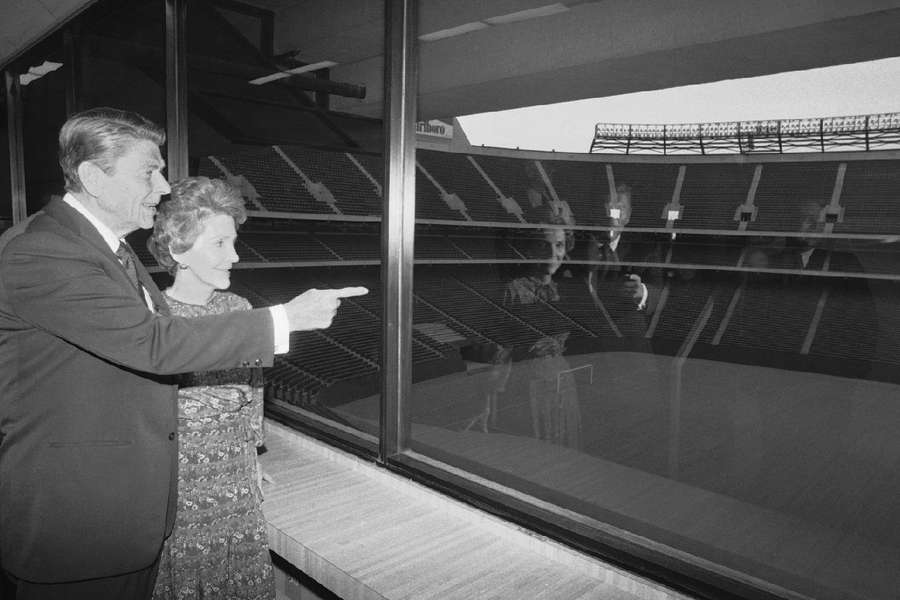 Ex-presidente norte-americano Ronald Reagan visita o Giants Stadium em 1980 ao lado da esposa Nancy