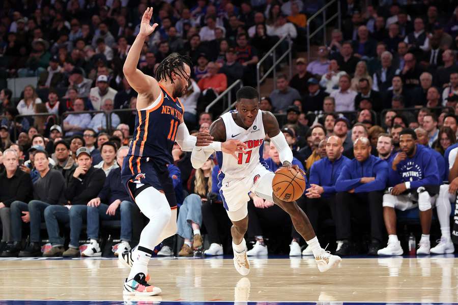Dennis Schröder dribbelt an Jalen Brunson vorbei.