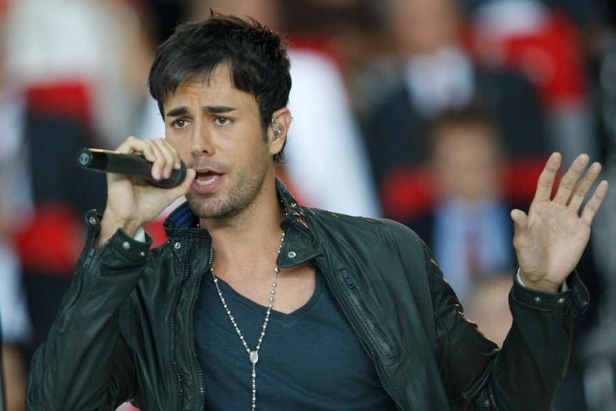 Enrique Iglesias actua antes do início da final do Campeonato da Europa de 2008