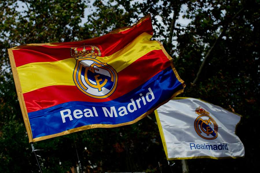 Banderas del Real Madrid ondean
