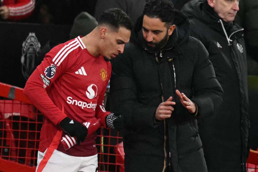 Rúben Amorim conversa com Antony durante partida da Premier League Rúben Amorim conversa com Antony durante partida da Premier League