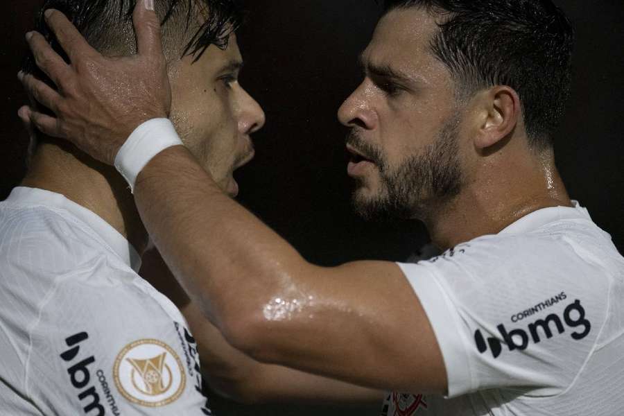 Romero comemora gol corintiano com Renato Augusto