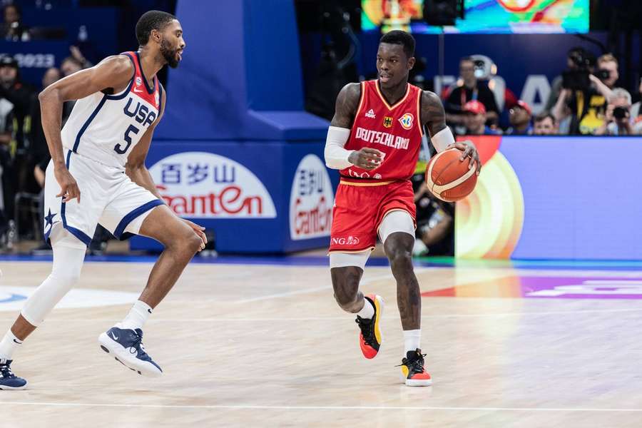 Dennis Schröder (r.) und die deutschen Basketballer haben die USA bei der Weltmeisterschaft geschlagen.