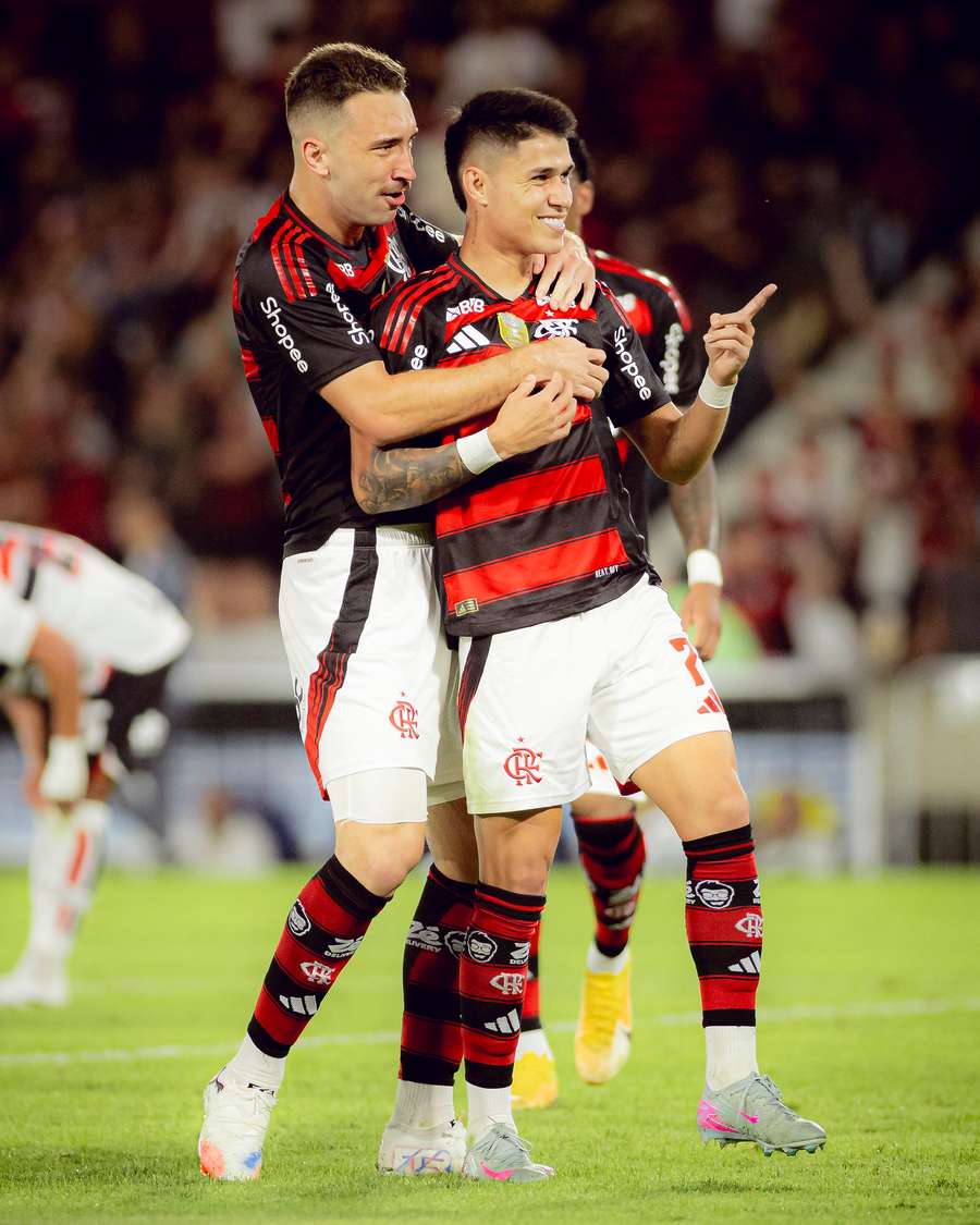 Luiz Araújo é celebrado por companheiros após marcar contra o São Paulo