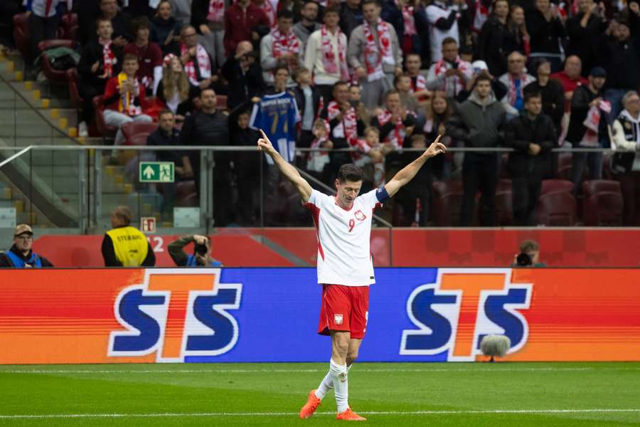 Robert Lewandowski feiert seinen Hattrick für Polen gegen Rumänien. Robert Lewandowski feiert seinen Hattrick für Polen gegen Rumänien.