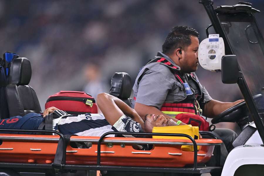 Martial deixou relvado de maca Martial deixou relvado de maca