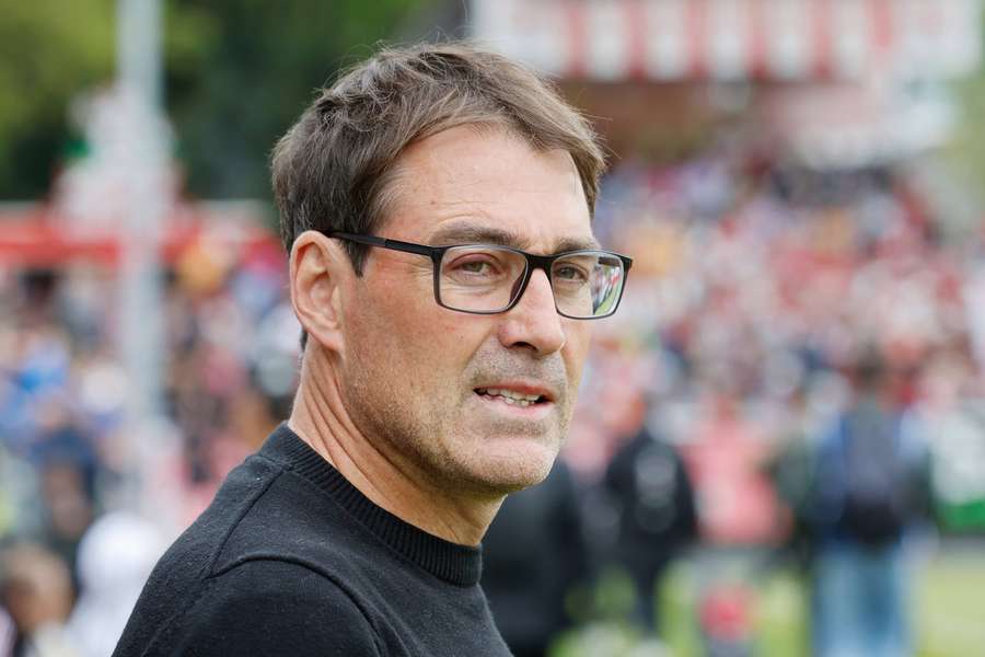René Weiler an der Seitenlinie von Servette Genf.
