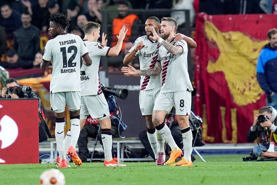 Leverkusen hat das Hinspiel des Europa--League-Halbfinales in Rom mit 2:0 gewonnen.