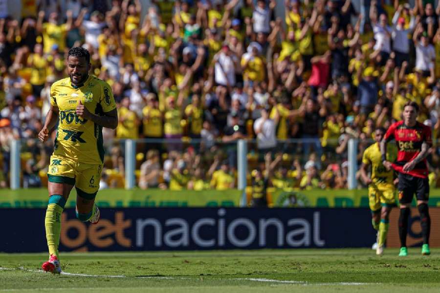 Reinaldo voltou a deixar sua marca em cobrança de penalidade Reinaldo voltou a deixar sua marca em cobrança de penalidade