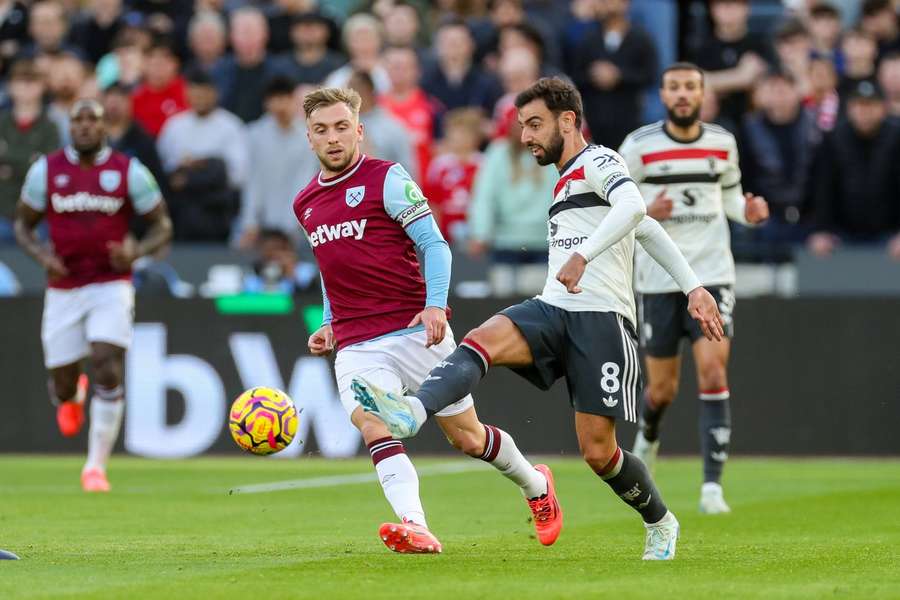 West Hams Jarrod Bowen im Zweikampf mit Man Utds Bruno Fernandes