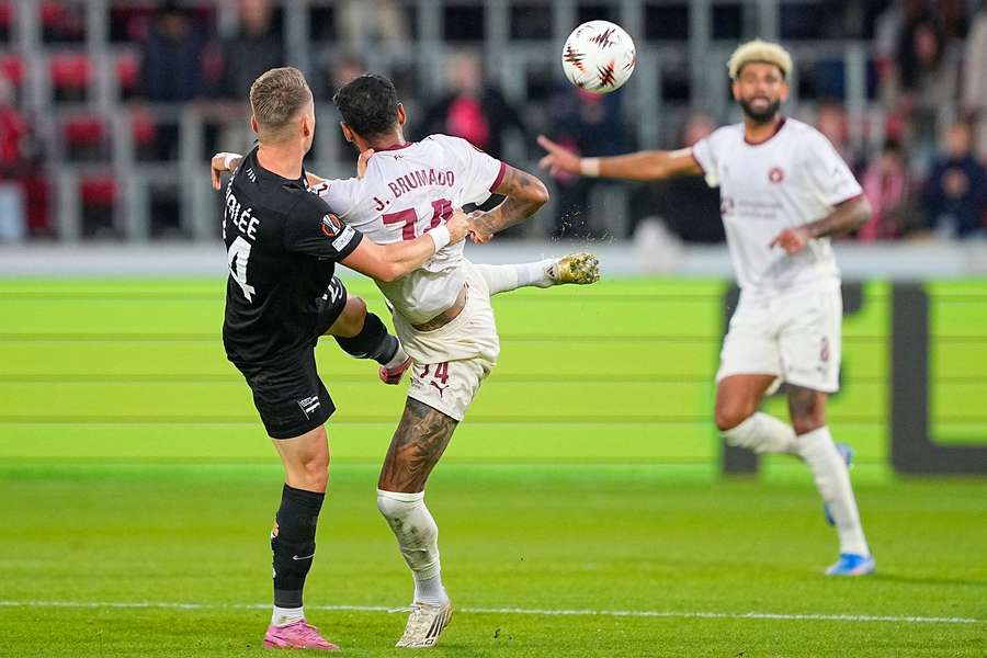 Sturm Graz's Belgian defender Dimitri Lavalee vies for the ball with Midtjylland's Brazilian forward Junior Brumado 