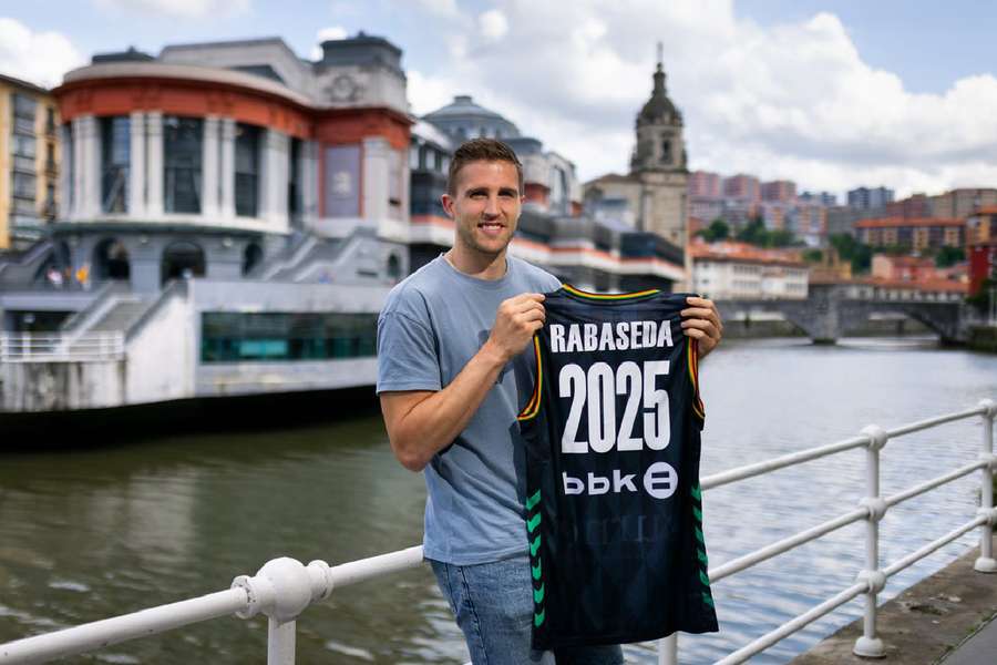 Xavi Rabaseda renueva con el Bilbao Basket hasta 2025