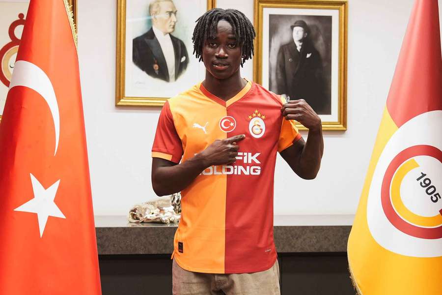 Renato Nhaga apresentado no Galatasaray