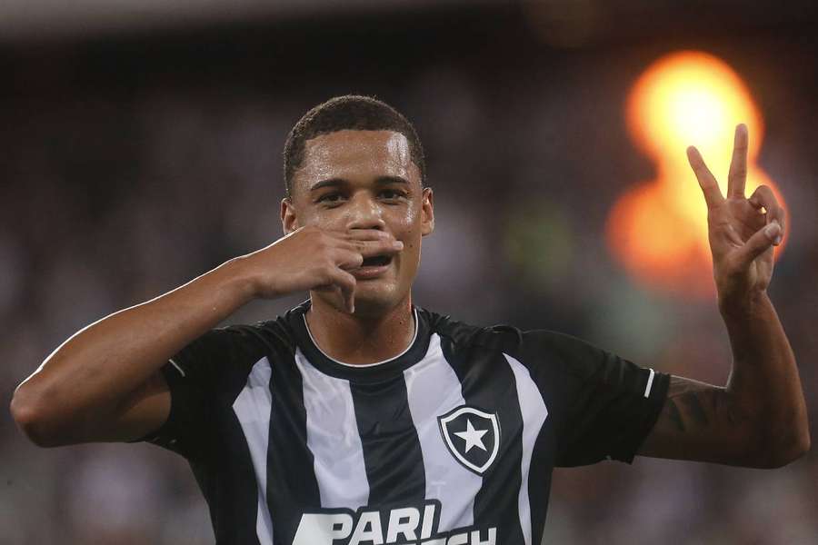 Janderson celebra primeiro gol pelo Botafogo