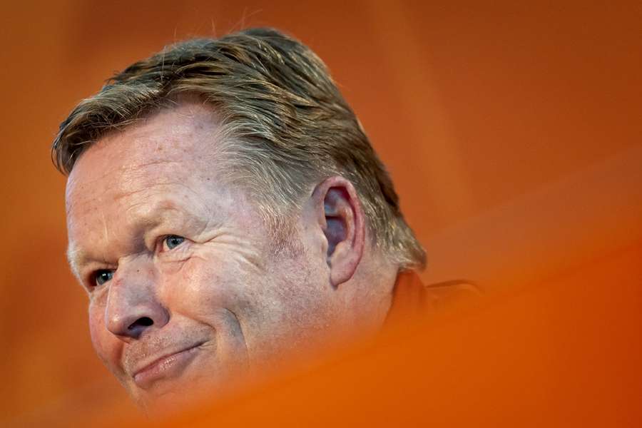 Koeman tijdens een persconferentie op 10 juni