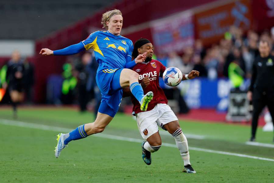 Adama Traoré em ação diante do Leeds Adama Traoré em ação diante do Leeds