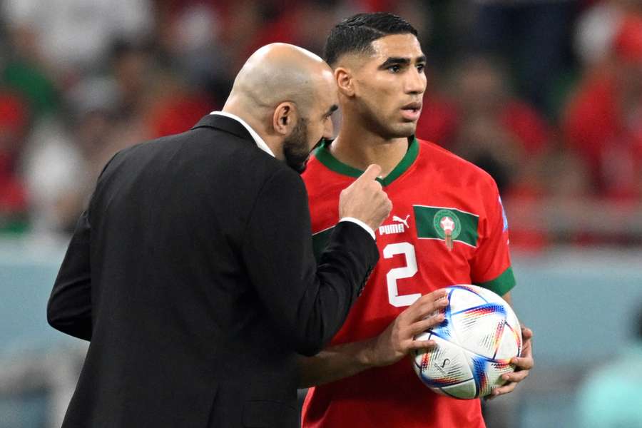 Regragui et Hakimi durant la rencontre face au Portugal