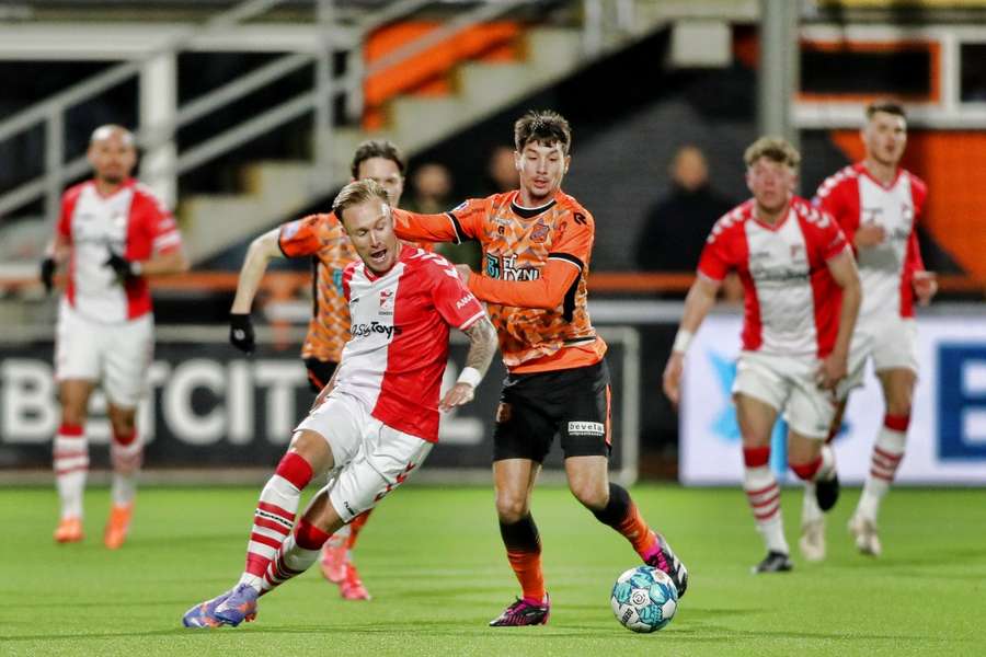 Mark Diemers in actie in een eerdere degradatiekraker met FC Emmen, tegen FC Volendam