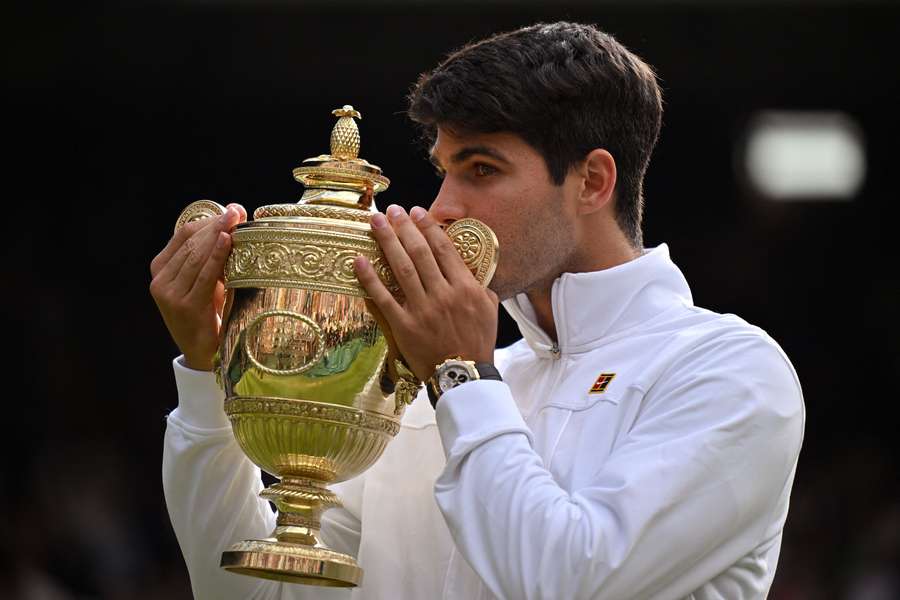 Alcaraz besa el trofeo.