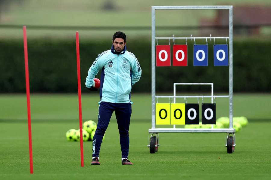 Mikel Arteta observa durante una sesión abierta de entrenamiento en el Sobha Realty Training Centre del Arsenal el martes.