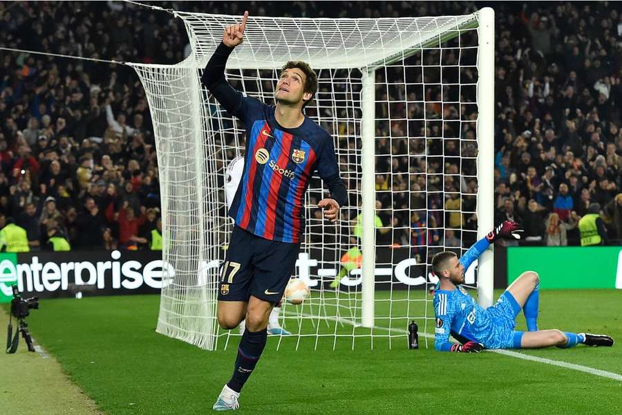 Marcos Alonso celebra primeiro gol em batalha contra o United