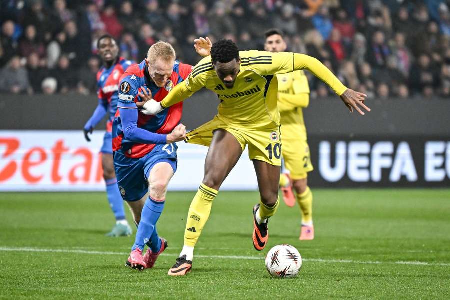 Jhon Durán dělal Václavu Jemelkovi problémy. Jhon Durán dělal Václavu Jemelkovi problémy.