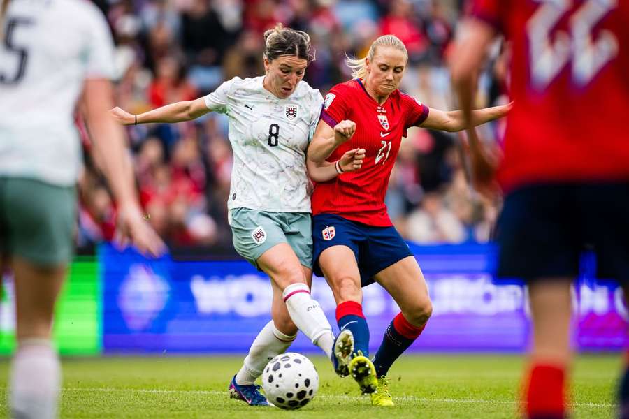 Barbara Dunst (li.) im Duell mit Lisa Naalsund Barbara Dunst (li.) im Duell mit Lisa Naalsund