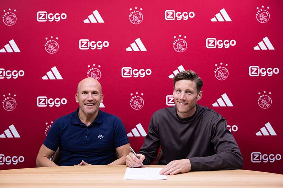 Wout Weghorst assina pelo Ajax