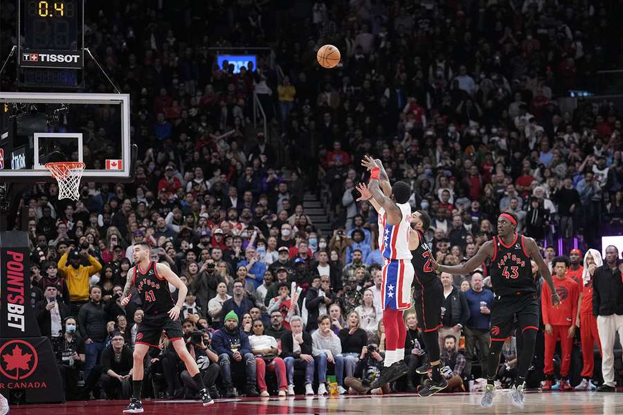 Kyrie Irving deu a vitória aos Nets com um triplo fantástico