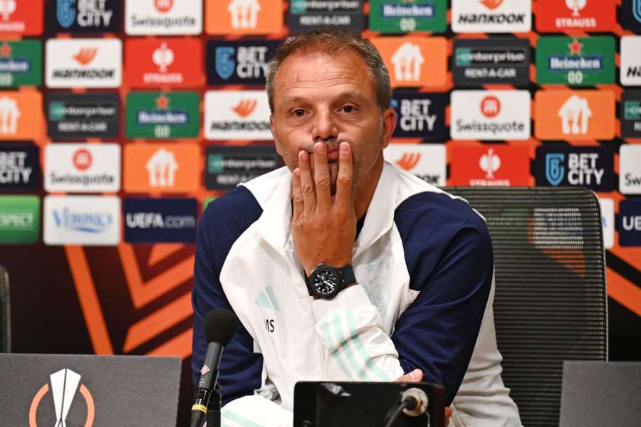 Steijn tijdens de persconferentie voorafgaand aan het duel met Marseille