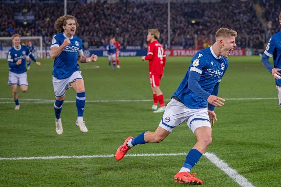 Julian Kania (r.) bejubelt das zwischenzeitliche 2:0 von Arminia Bielefeld gegen den SC Freiburg.