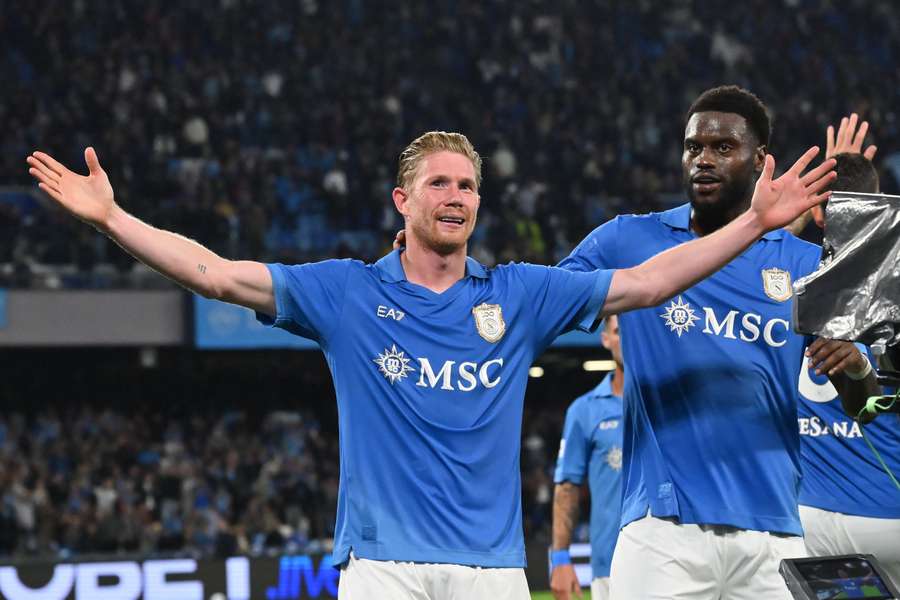 Kevin De Bruyne esulta dopo la doppietta in campionato contro il Frosinone Kevin De Bruyne esulta dopo la doppietta in campionato contro il Frosinone