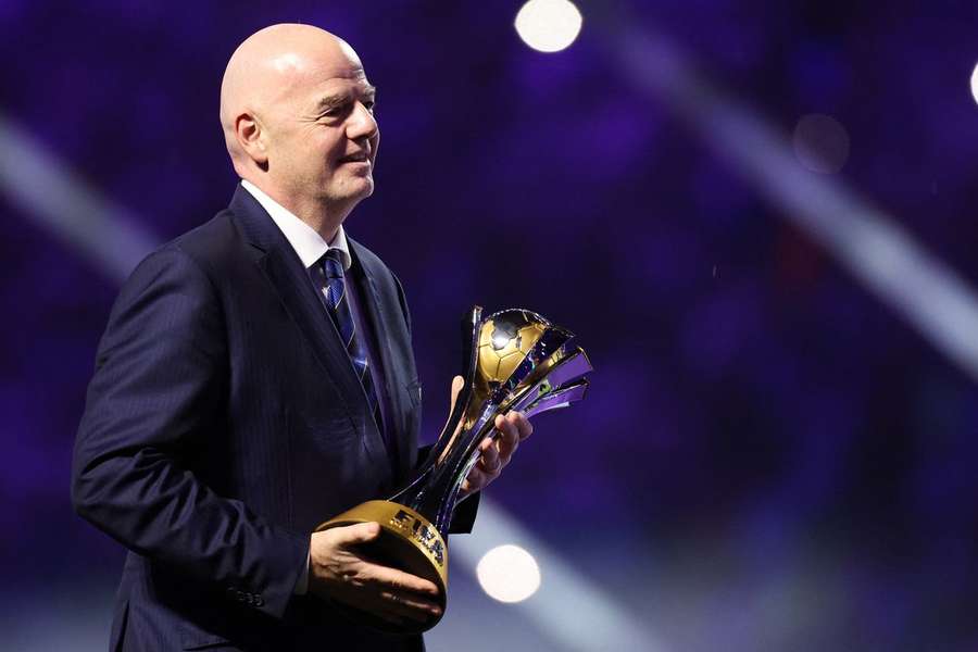 Infantino com o troféu do Mundial de Clubes