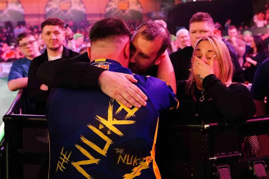 Luka Littlera přemohly emoce.