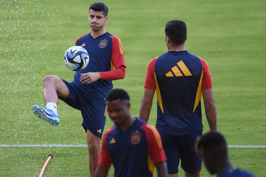 Atacantul spaniol #07 Alvaro Morata participă la o sesiune de antrenament la Sevilla