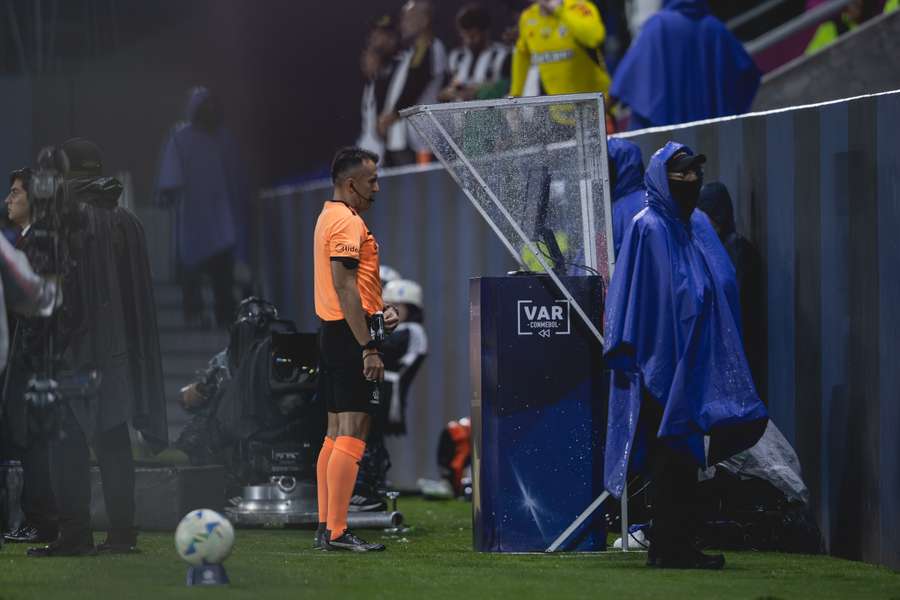 Carlos Betancur avalia lance de pênalti na cabine do VAR